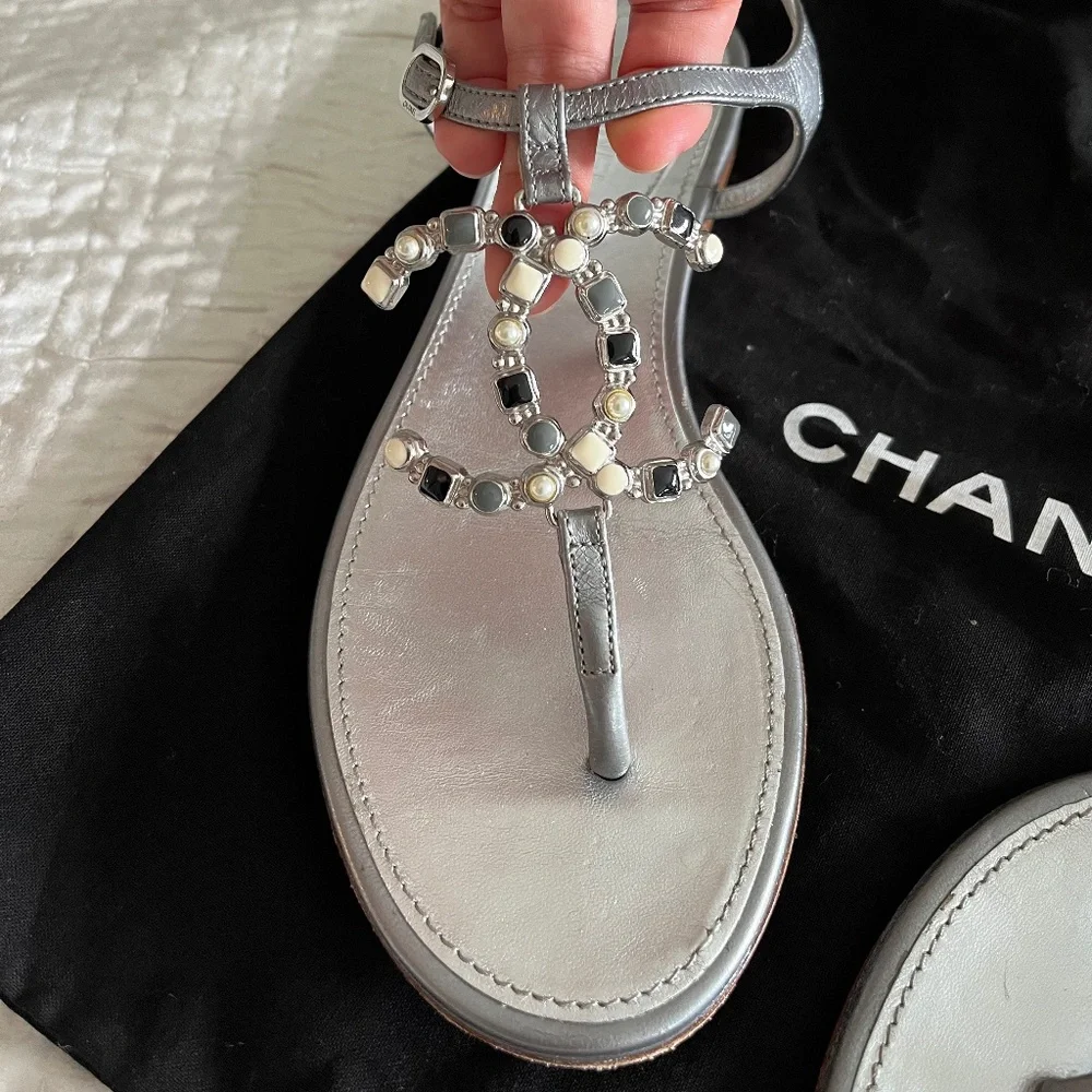 Authentic Chanel Pearl embellished sandals - Picture 3 of 17